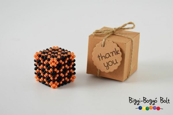 Kocka fekete négyzetekkel és narancssárga csúccsal