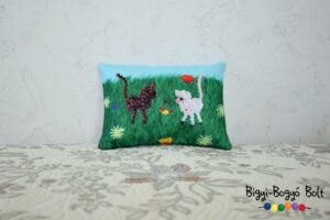 Mini mesepárna gyöngycicák pillangókkal